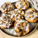 cinnamon roll apple pie featured image.