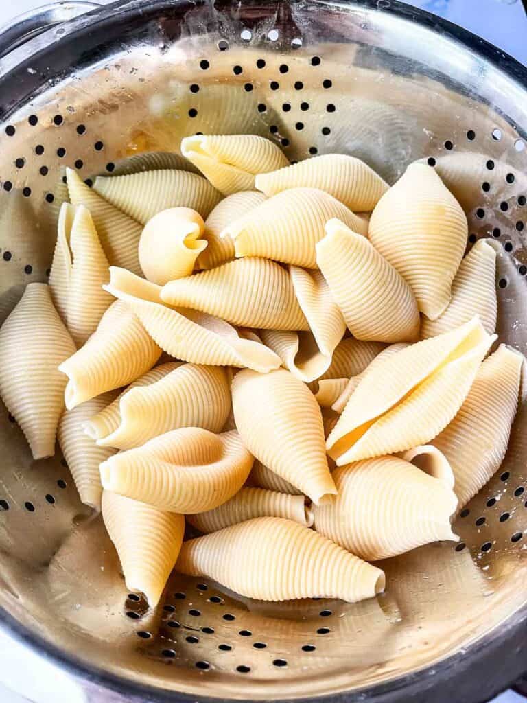 Cooked pasta.